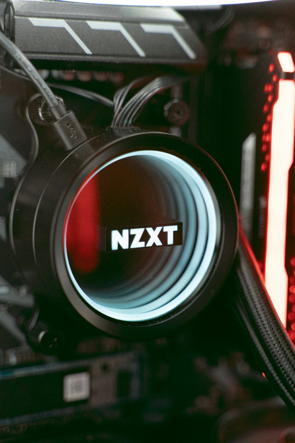 um close up de um computador com um logotipo nele
