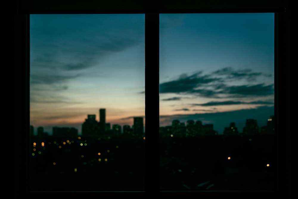 uma vista de uma cidade à noite a partir de uma janela