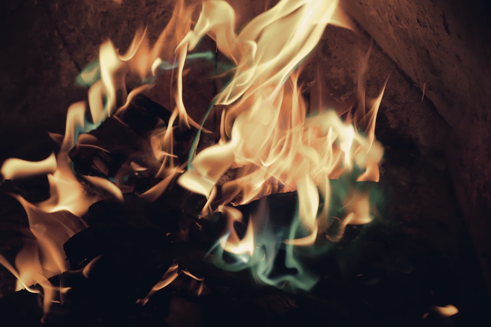 Un primer plano de un fuego ardiendo en una chimenea