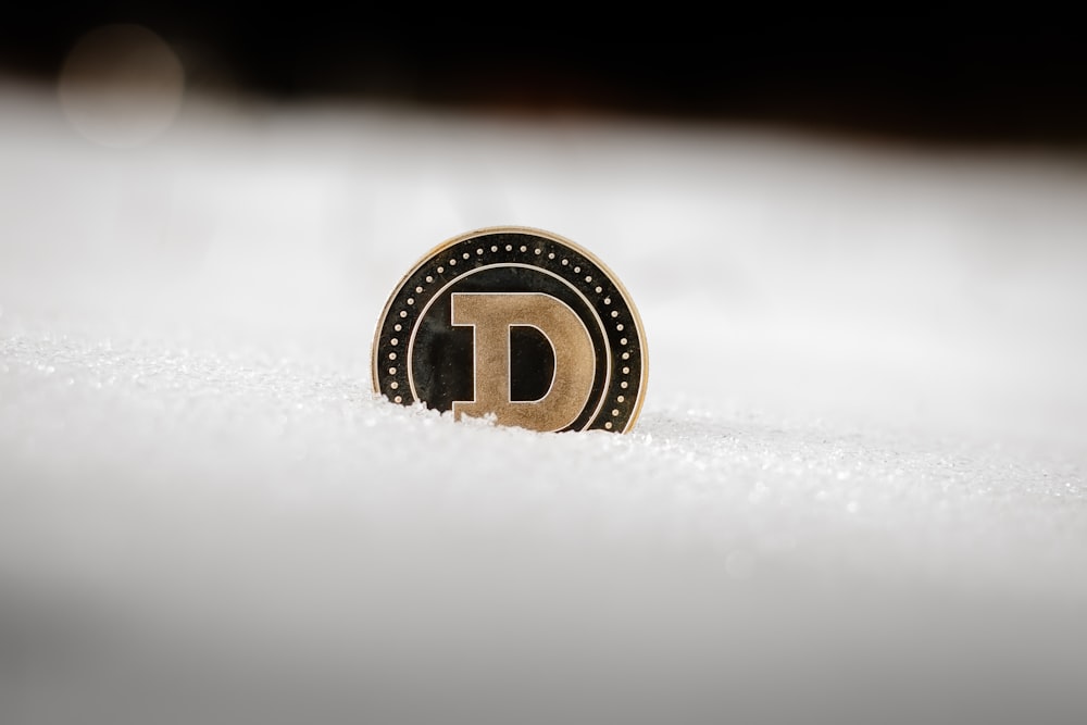 um close up de um logotipo em uma superfície coberta de neve