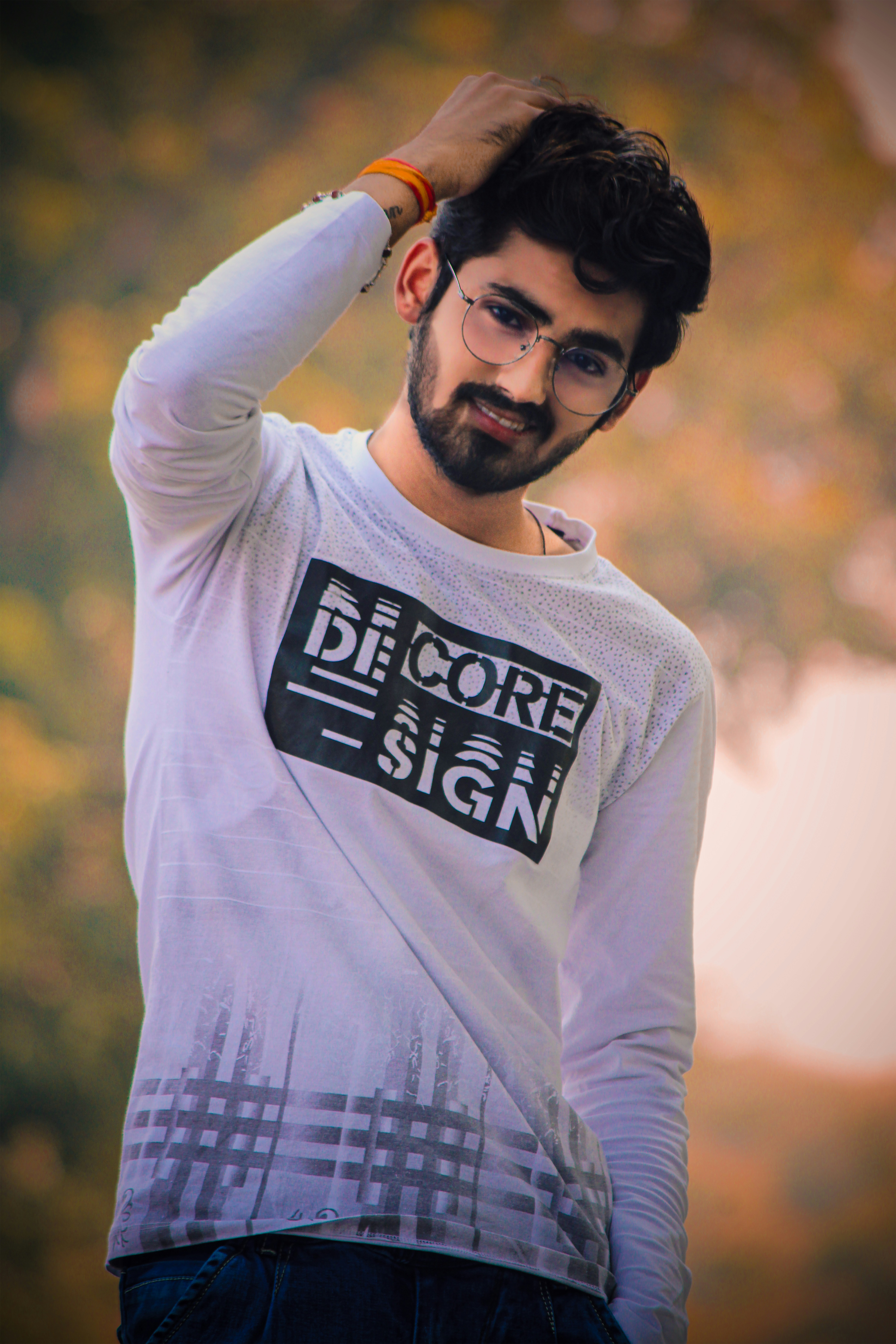 A man with a beard wearing glasses and a t - shirt photo – Free Vijapur ...