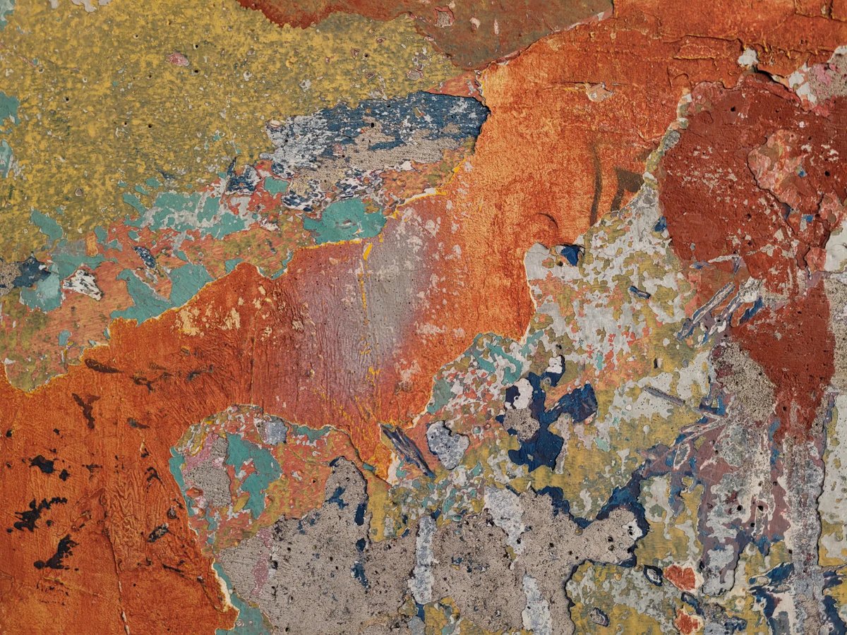 Pared con la pintura desconchada (foto: Killari Hotaru en Unsplash)