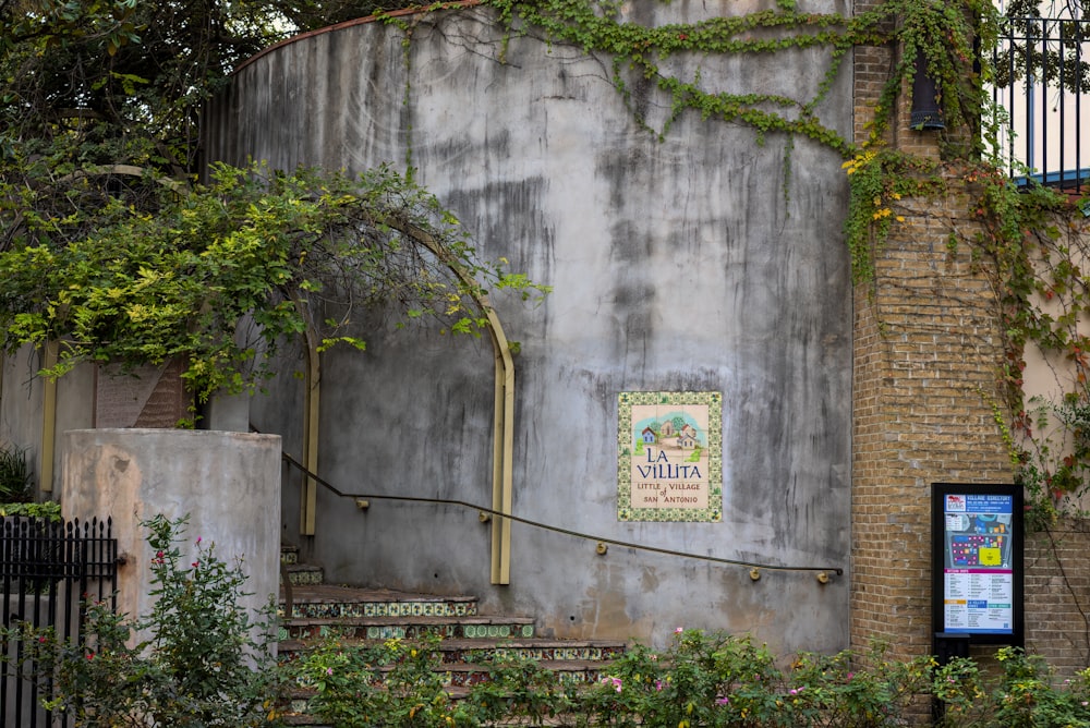 ein Gebäude mit einem Schild an der Seite