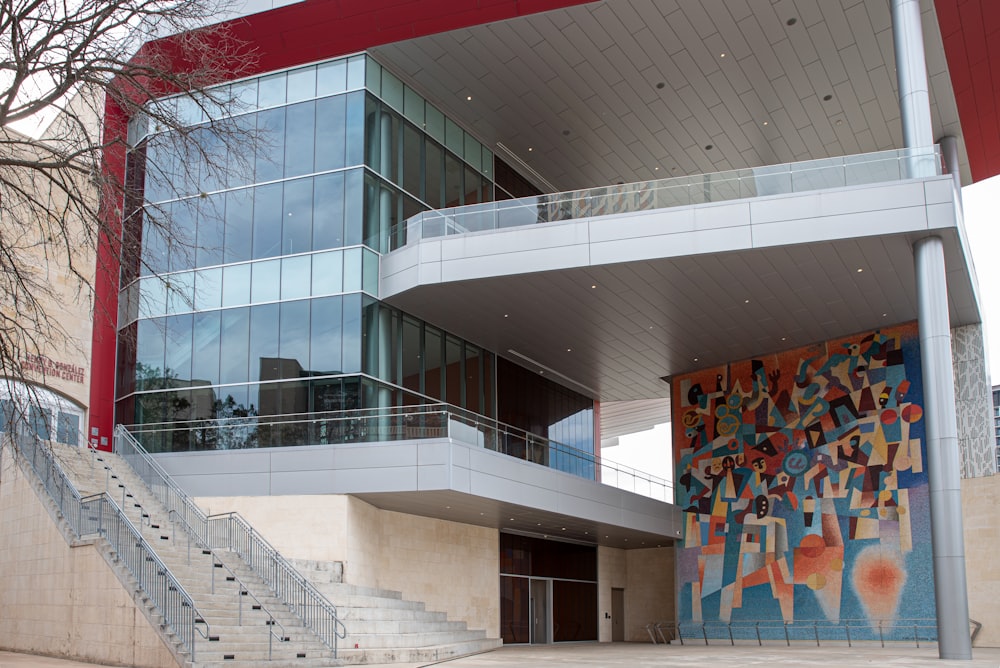 un grand bâtiment avec une peinture sur le côté