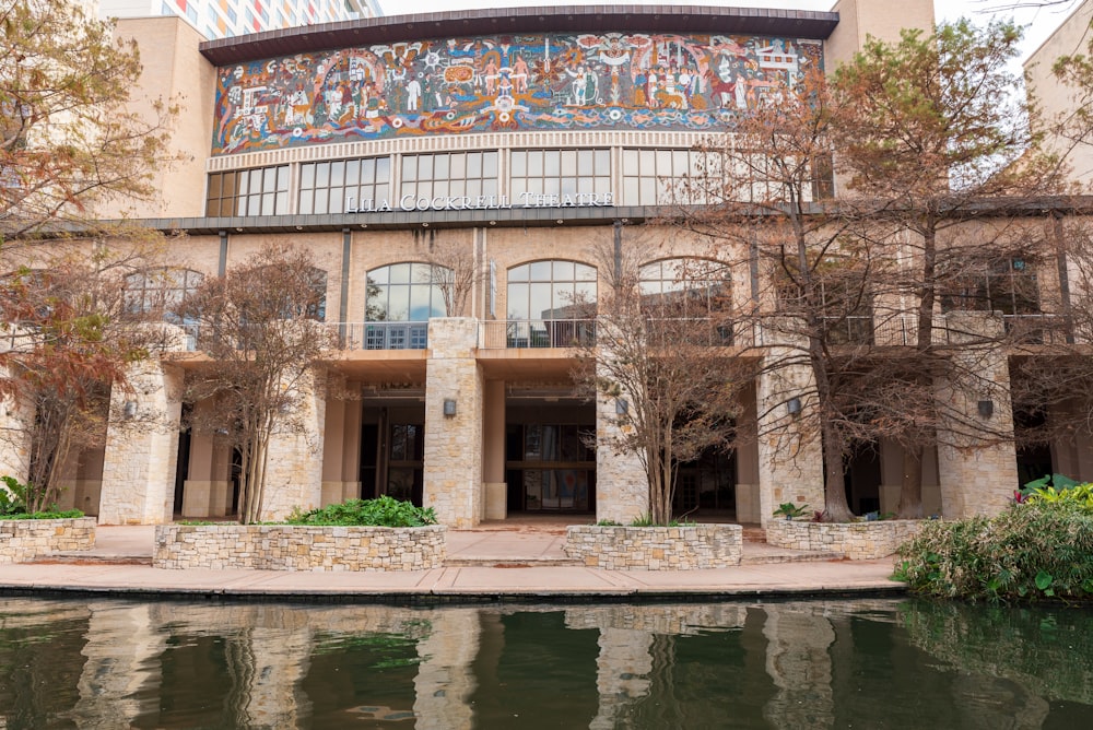 un edificio con un estanque frente a él