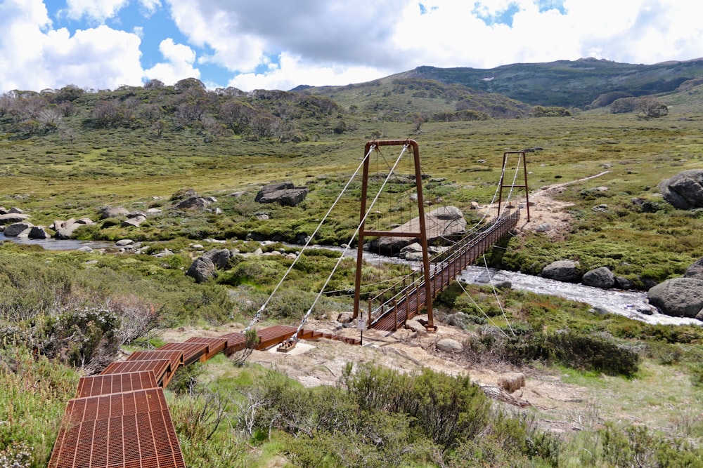 Un puente oxidado sobre un arroyo en medio de un campo
