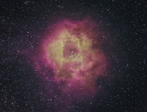 a very large star in the middle of the night sky