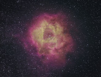 a very large star in the middle of the night sky