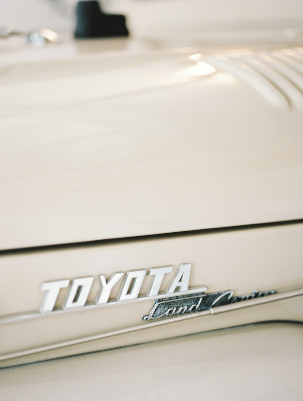 Un primer plano de un emblema de Toyota en un coche
