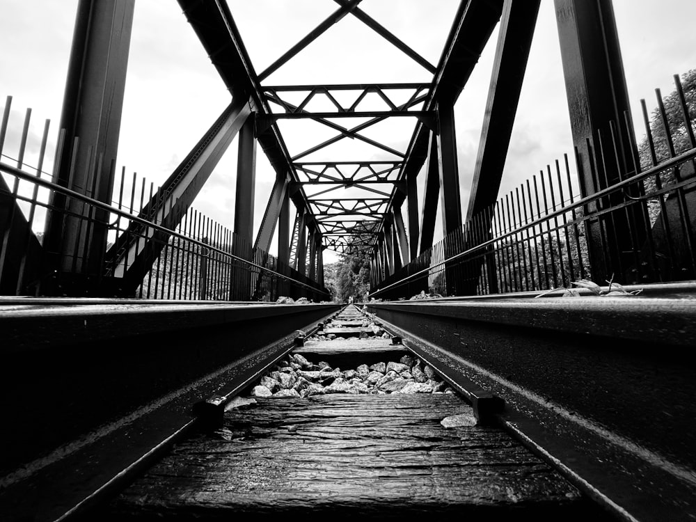 uma foto em preto e branco de um trilho de trem