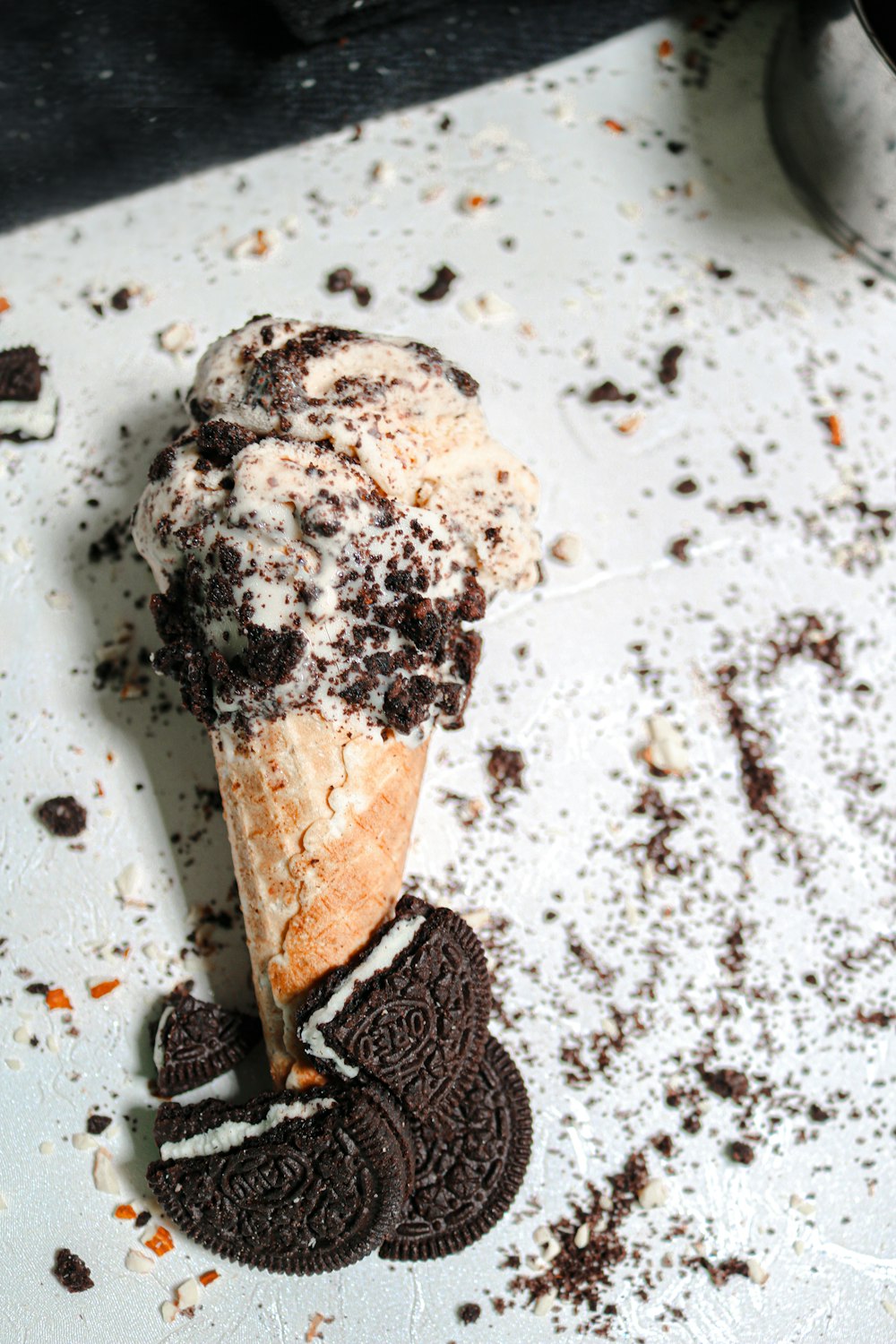 an ice cream sundae with oreo cookies on it