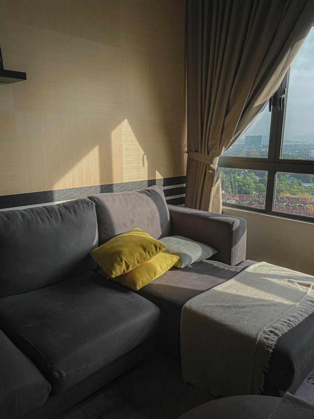 un soggiorno con divano e una grande finestra