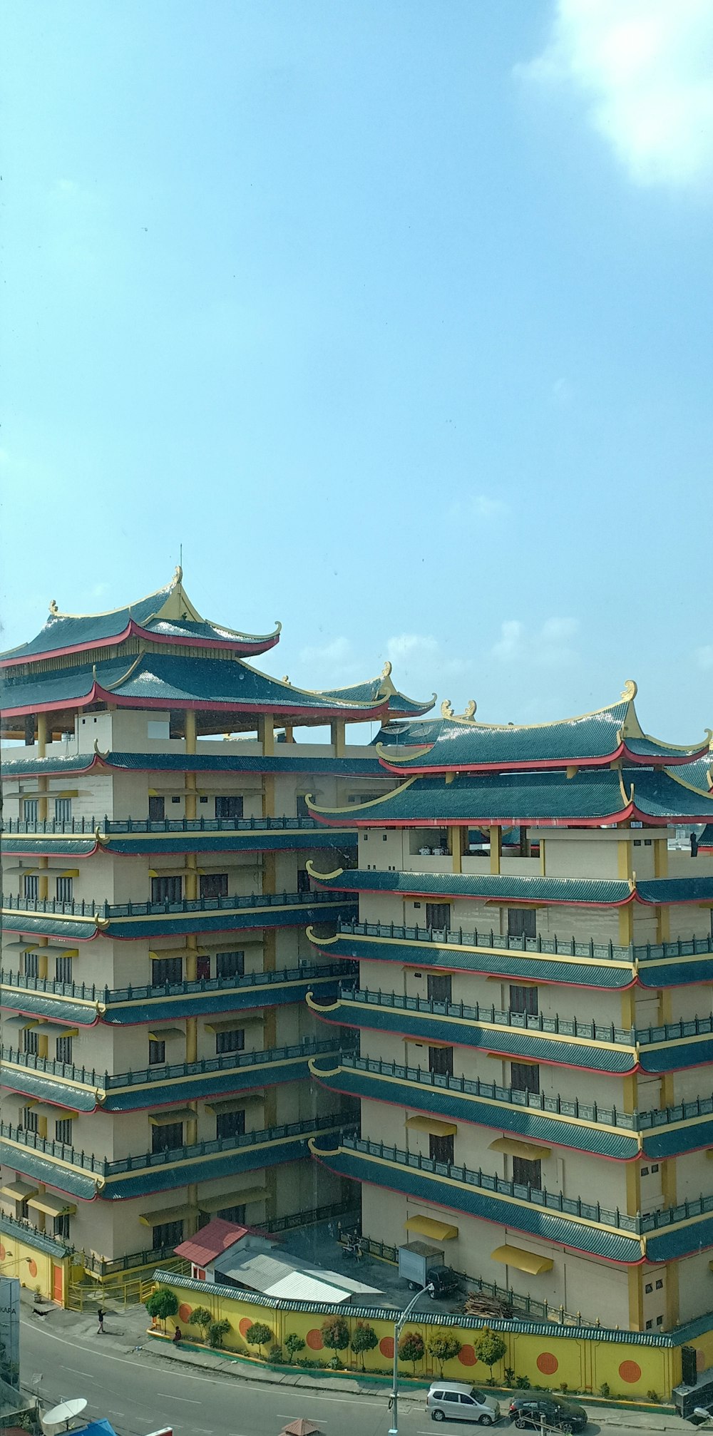 Un gran edificio con muchos balcones en la parte superior