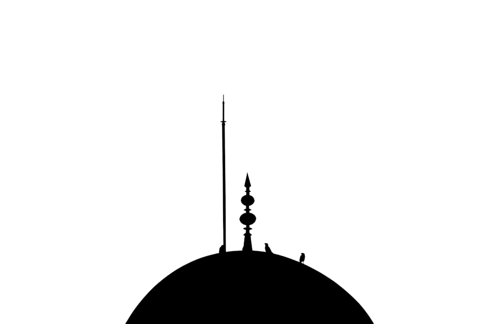 uma foto em preto e branco de uma torre do relógio