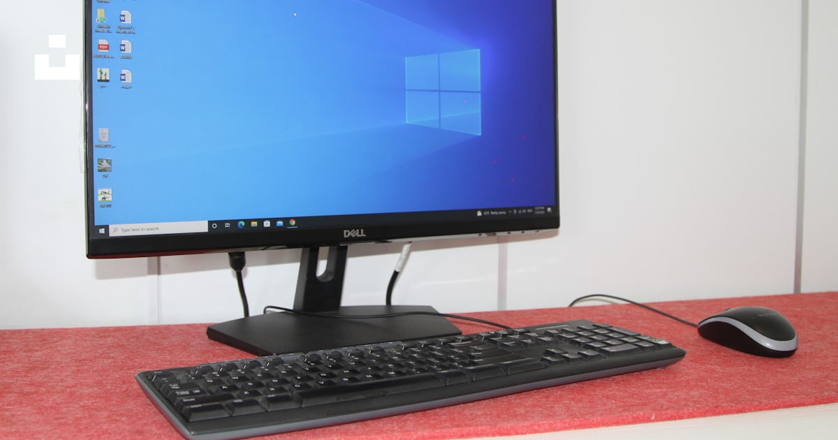 Foto zum Thema Einen Desktop-Computer mit Tastatur und Maus ...