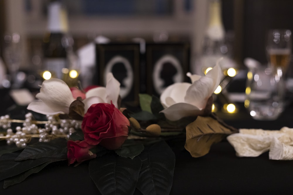 um close up de uma flor em uma mesa