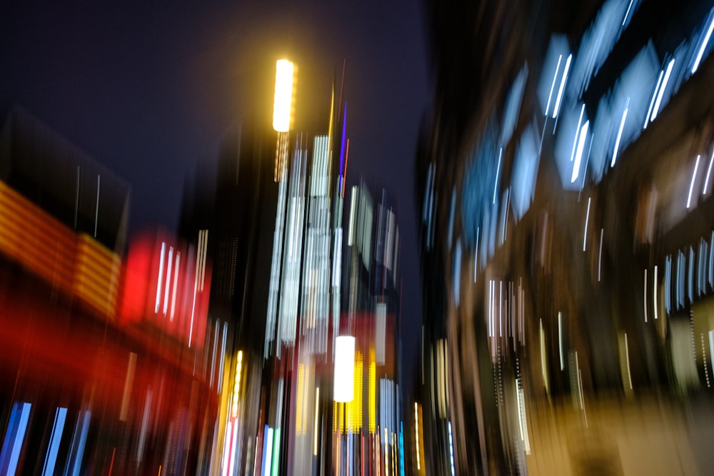 Una foto sfocata di una città di notte