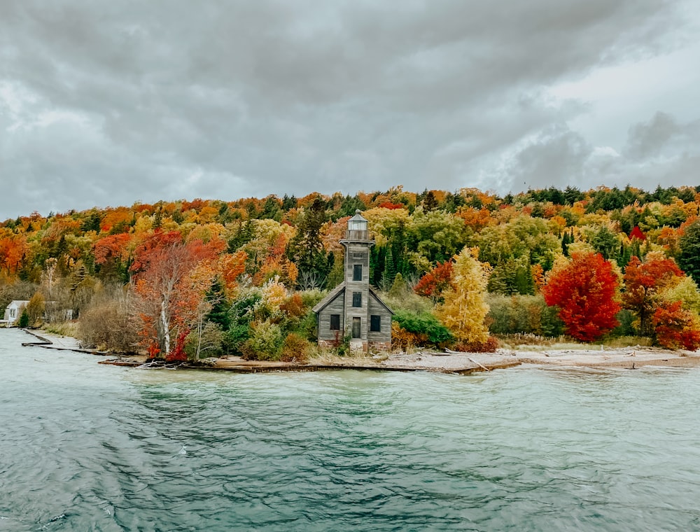 Une île avec une église au milieu entourée d’arbres