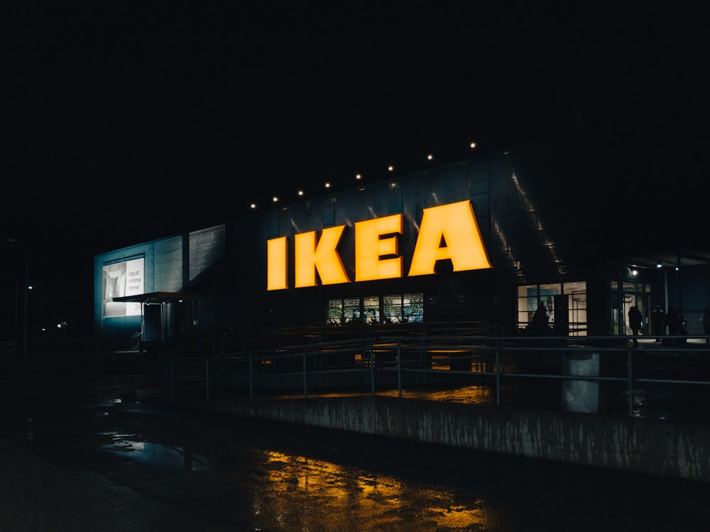 Una gran tienda de Ikea iluminada por la noche