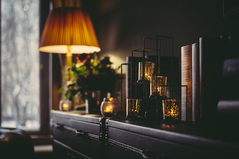 a table with a lamp and some glasses on it