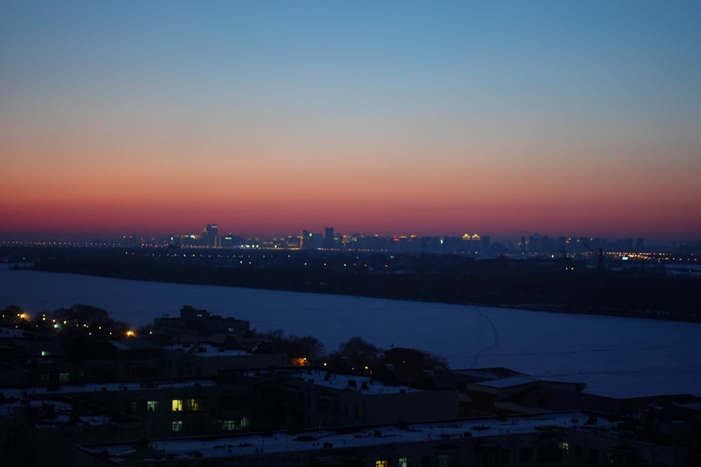 una vista di una città e di un fiume di notte