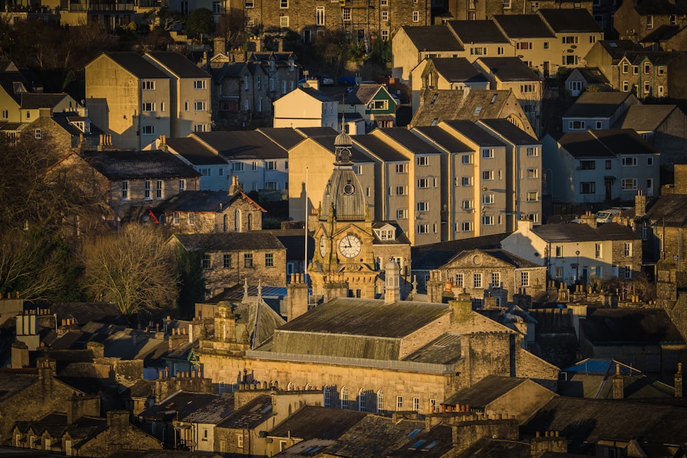 Una vista di una città con una torre dell'orologio