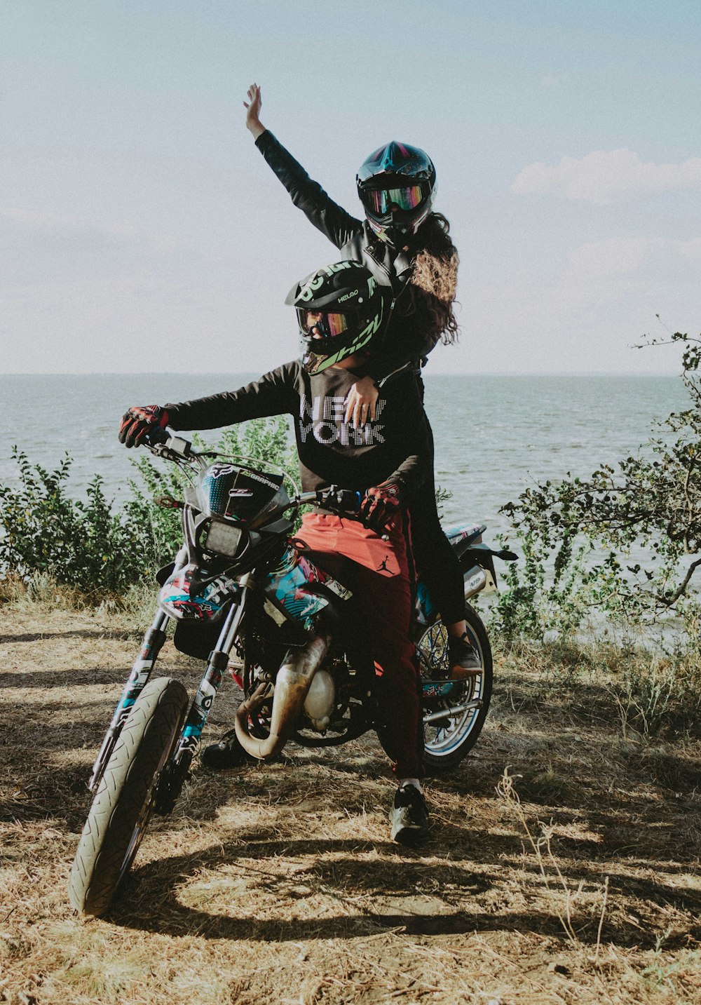 un paio di persone che sono su una bici da cross