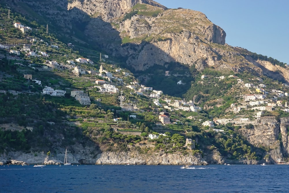 une vue d’un village sur le flanc d’une montagne