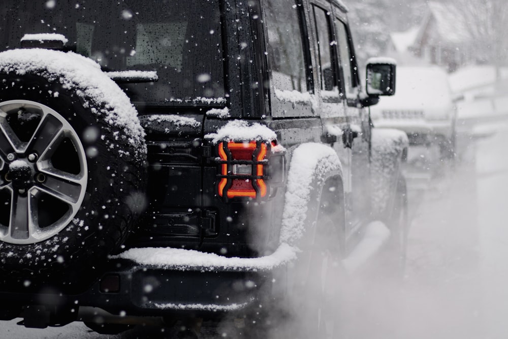 Ein Jeep fährt eine schneebedeckte Straße hinunter