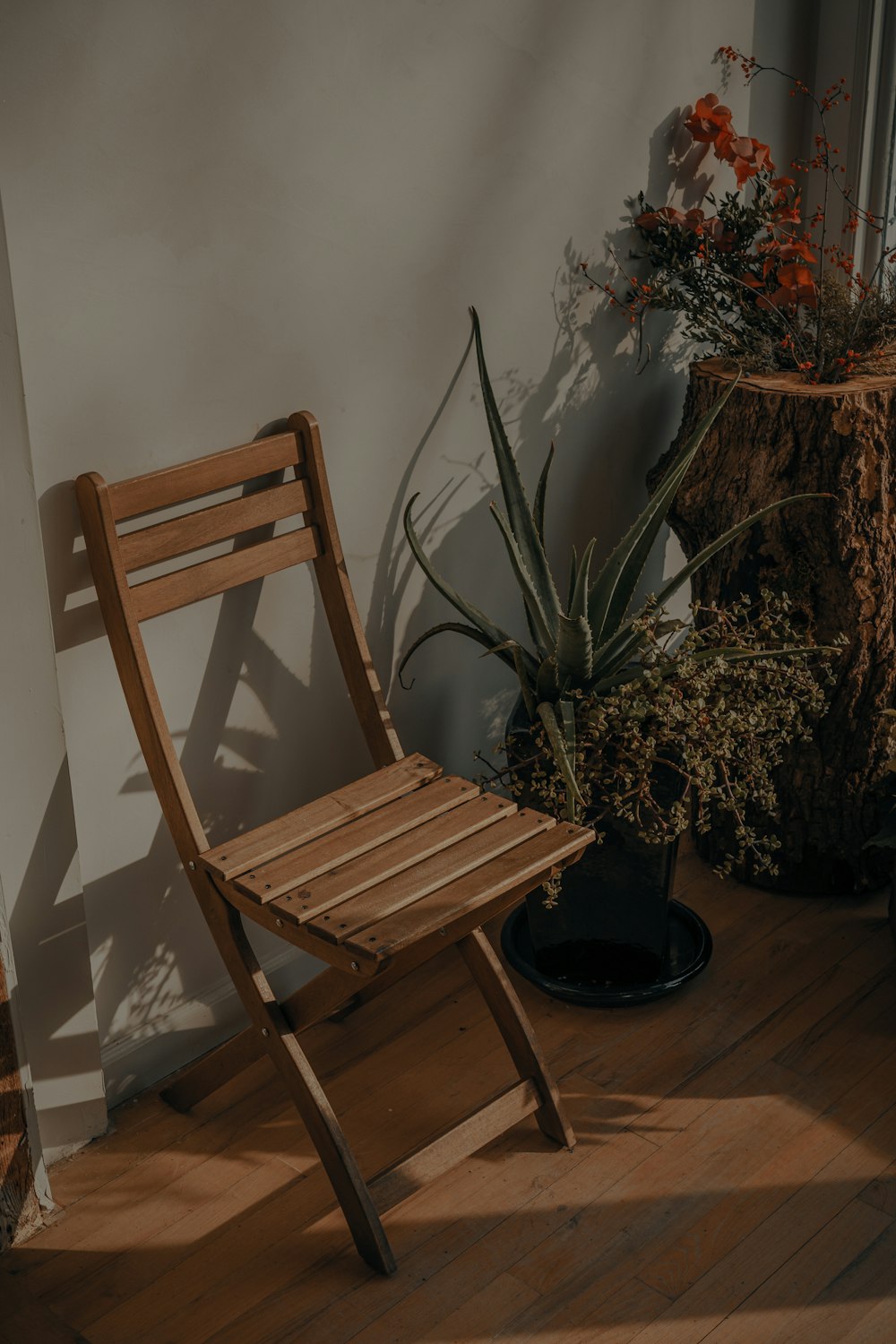 una silla de madera sentada encima de un piso de madera dura