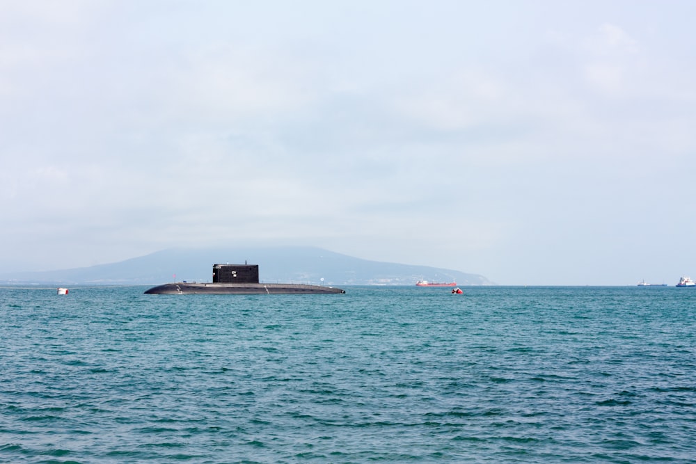 大きな水域の上に浮かぶ潜水艦