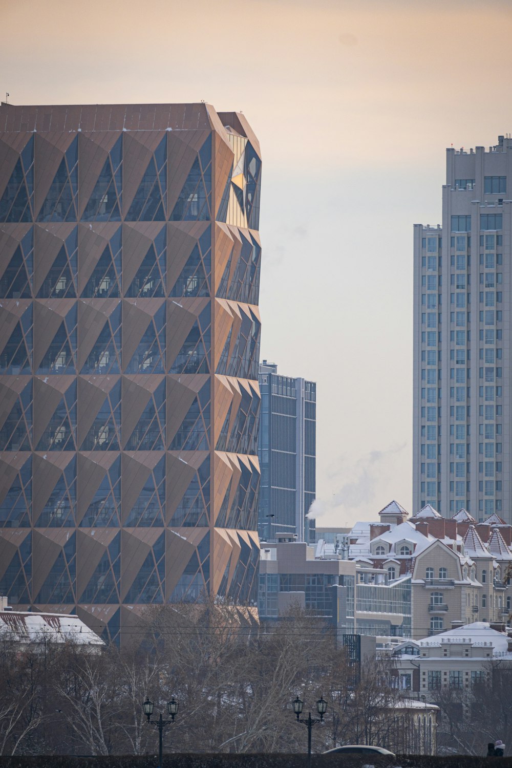 Un avion survolant une ville avec de grands immeubles