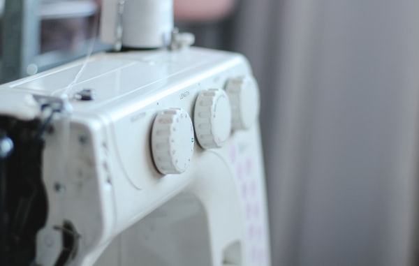 Detail einer Nähmaschine mit Tasten