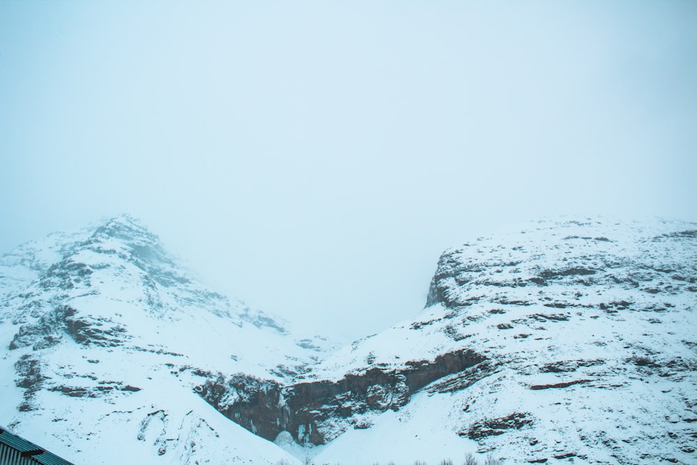 Ein schneebedeckter Berg mit Himmelshintergrund