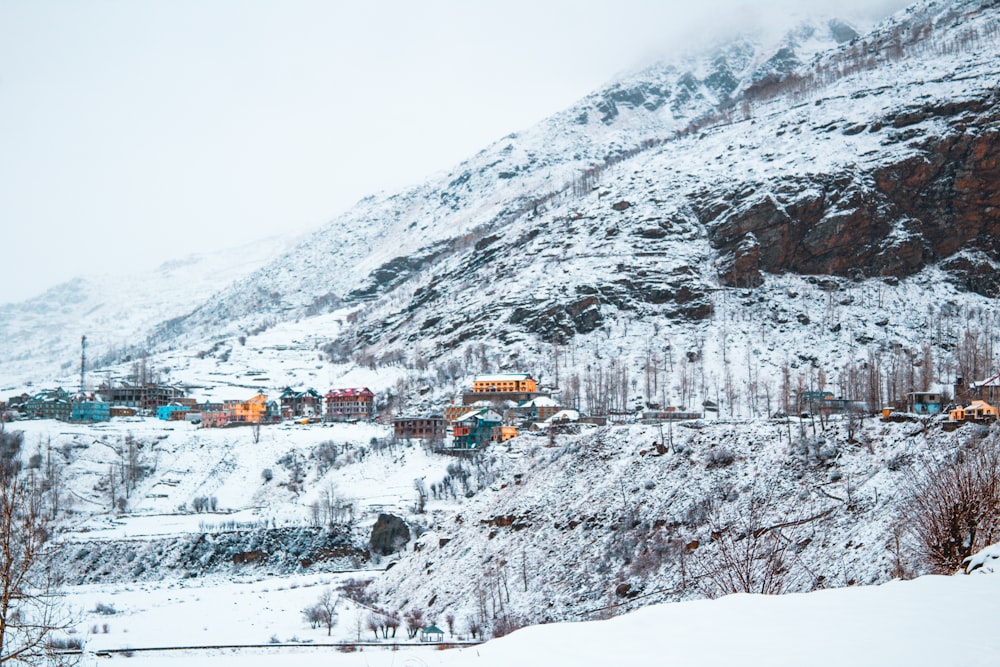Ein schneebedeckter Berg mit einem Dorf in der Ferne