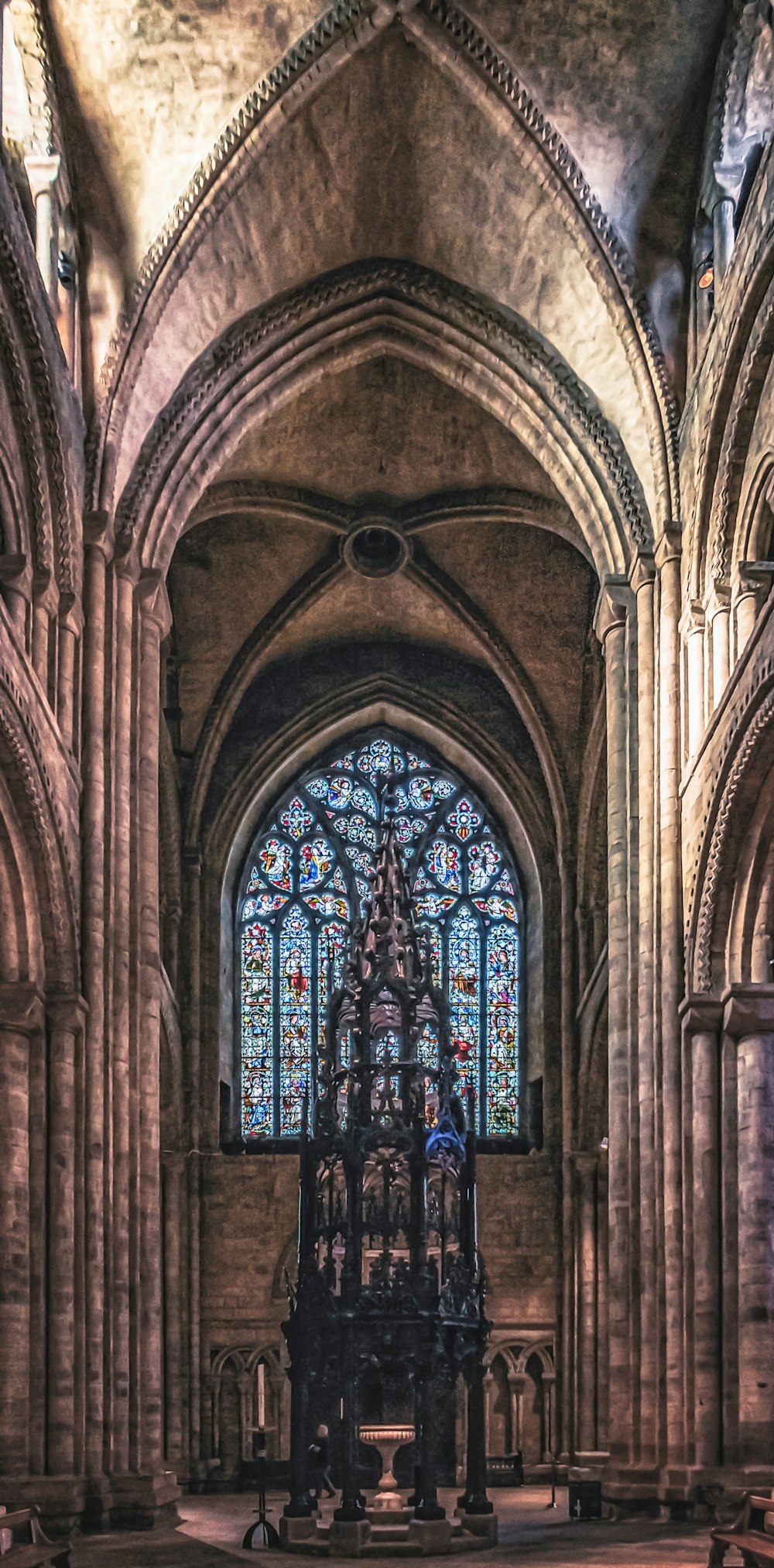 eine Kathedrale mit einem großen Buntglasfenster