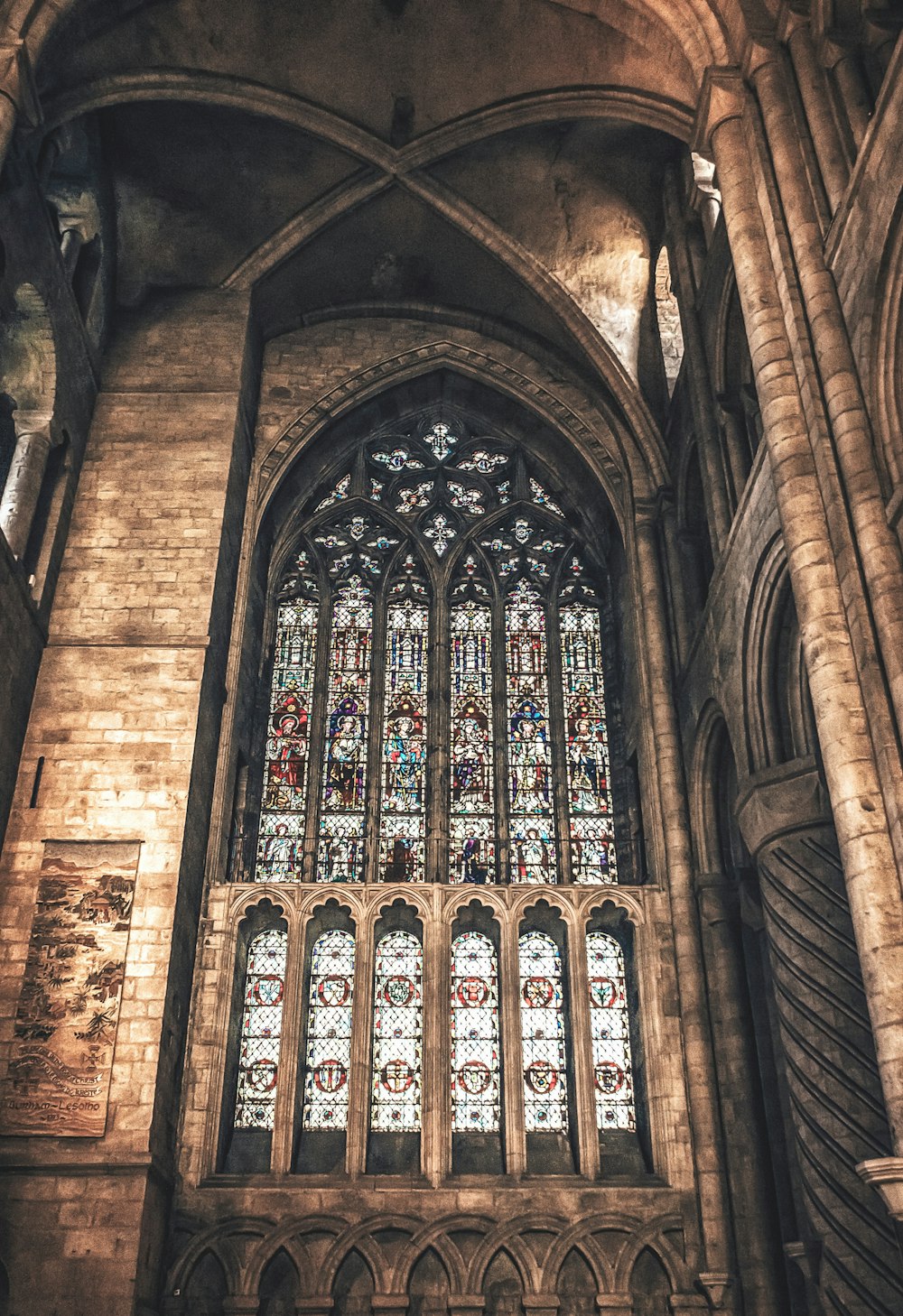 eine Kathedrale mit einem großen Buntglasfenster