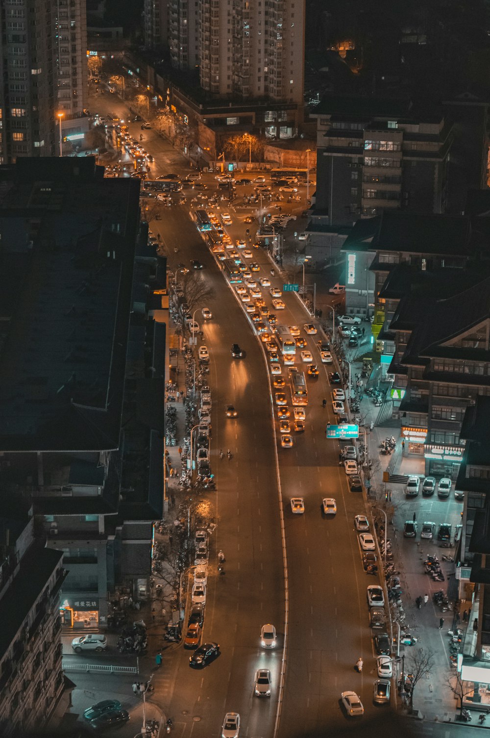a city street filled with lots of traffic at night