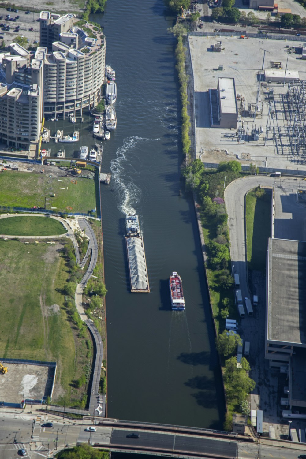 uma vista aérea de um rio com um barco nele