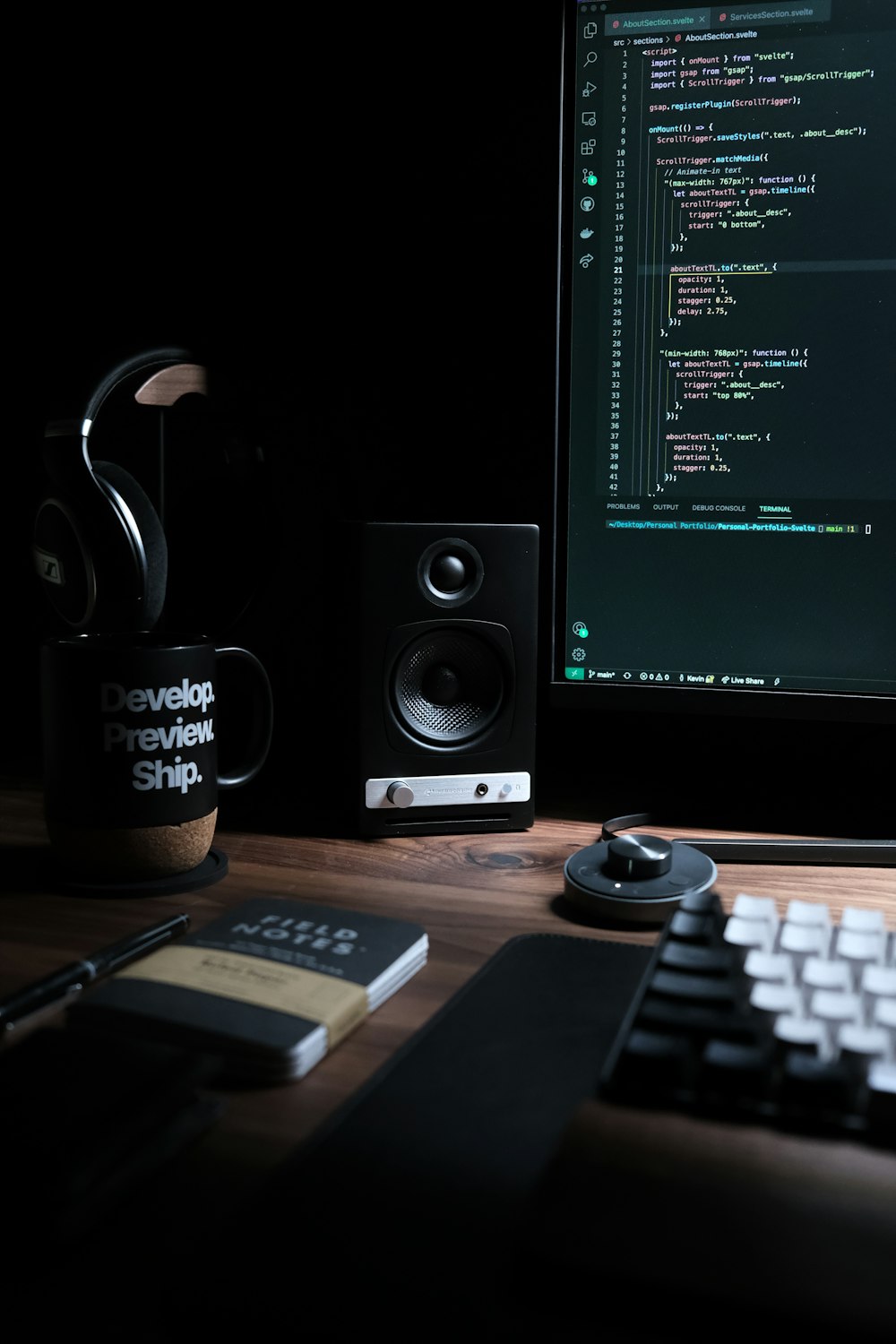 un bureau d’ordinateur avec un clavier, une souris et un moniteur