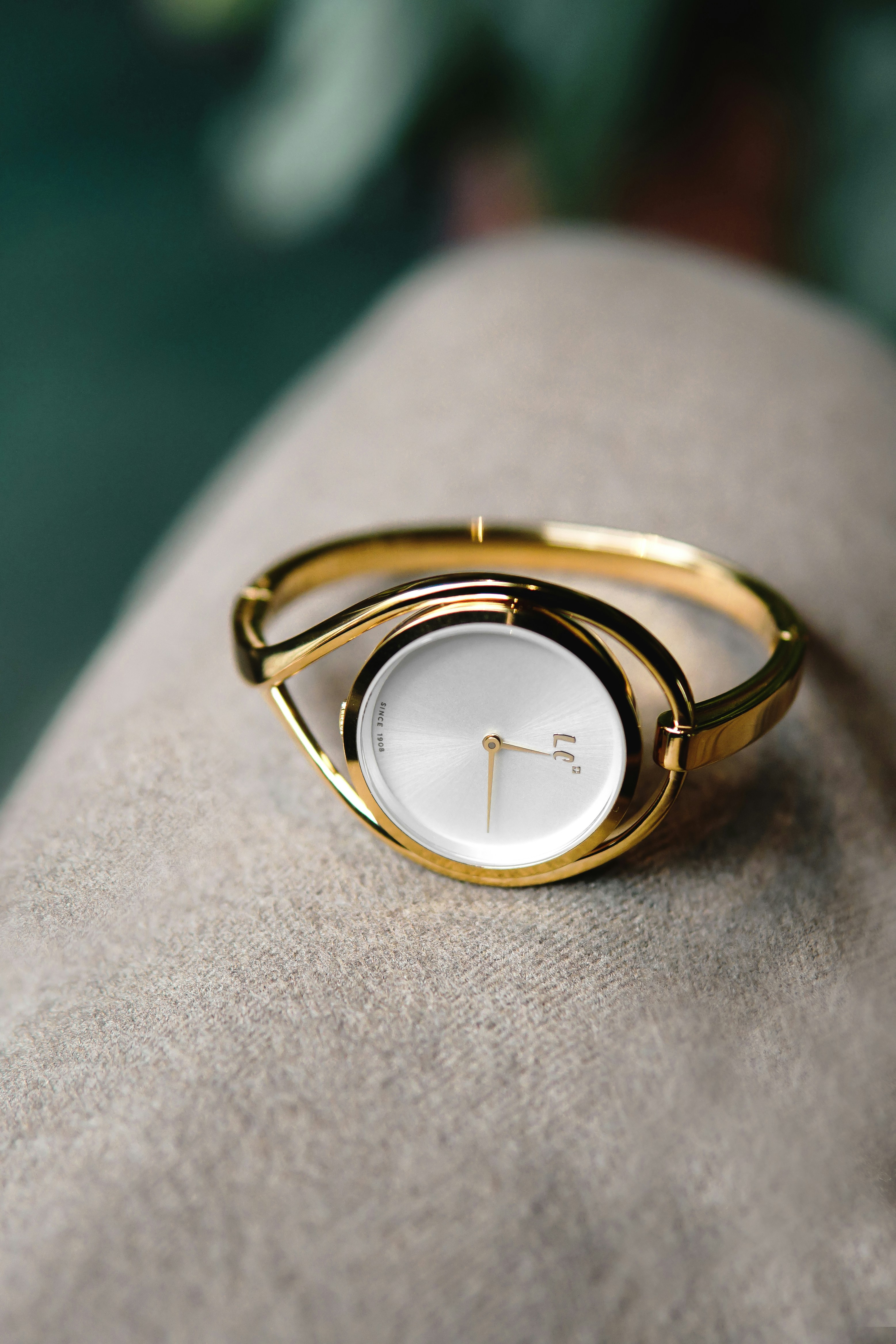 9 Minimalist Affordable Moissanite Watch Styles for a Clean Look