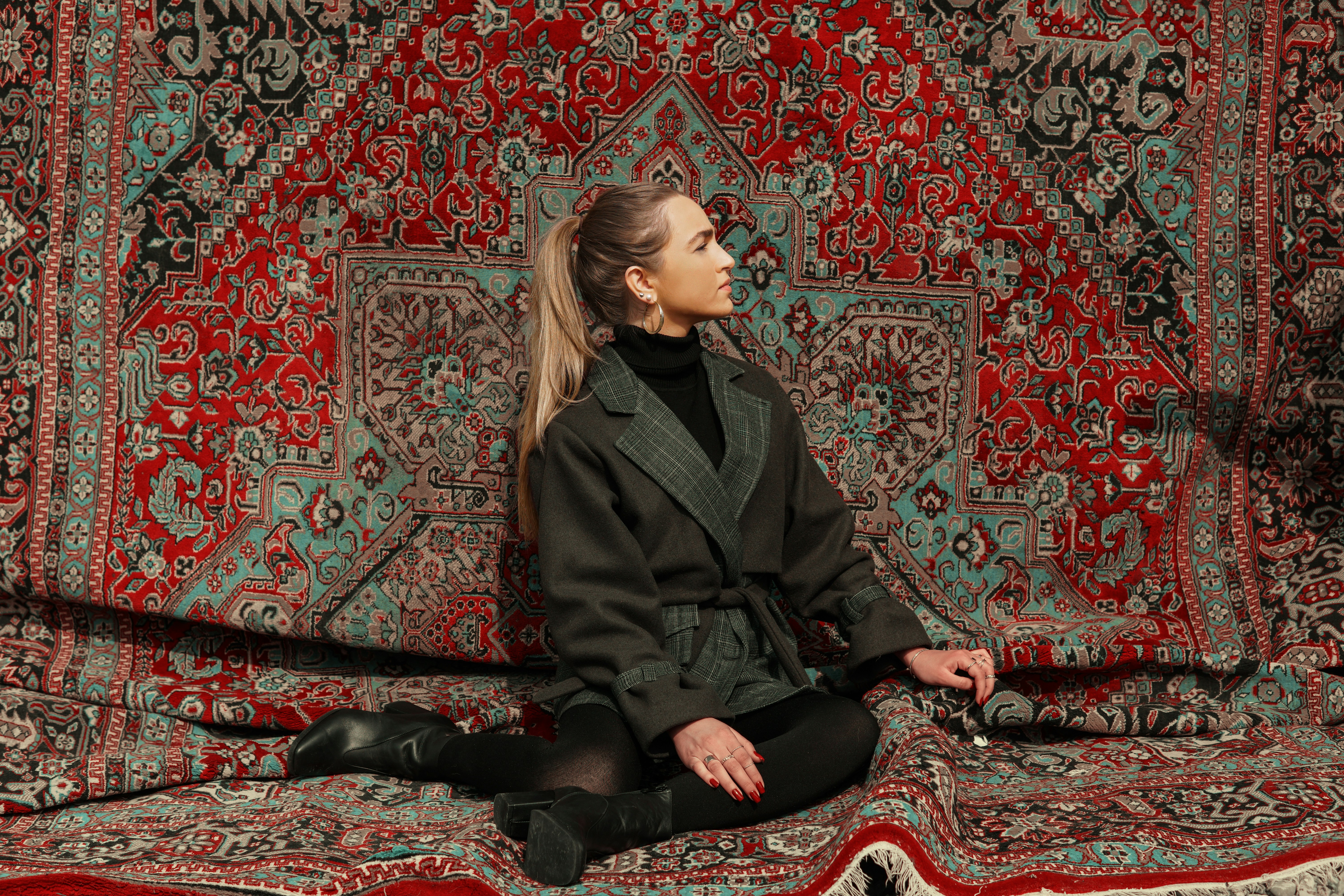 A woman sitting on top of a rug photo – Free Tehran Image on Unsplash