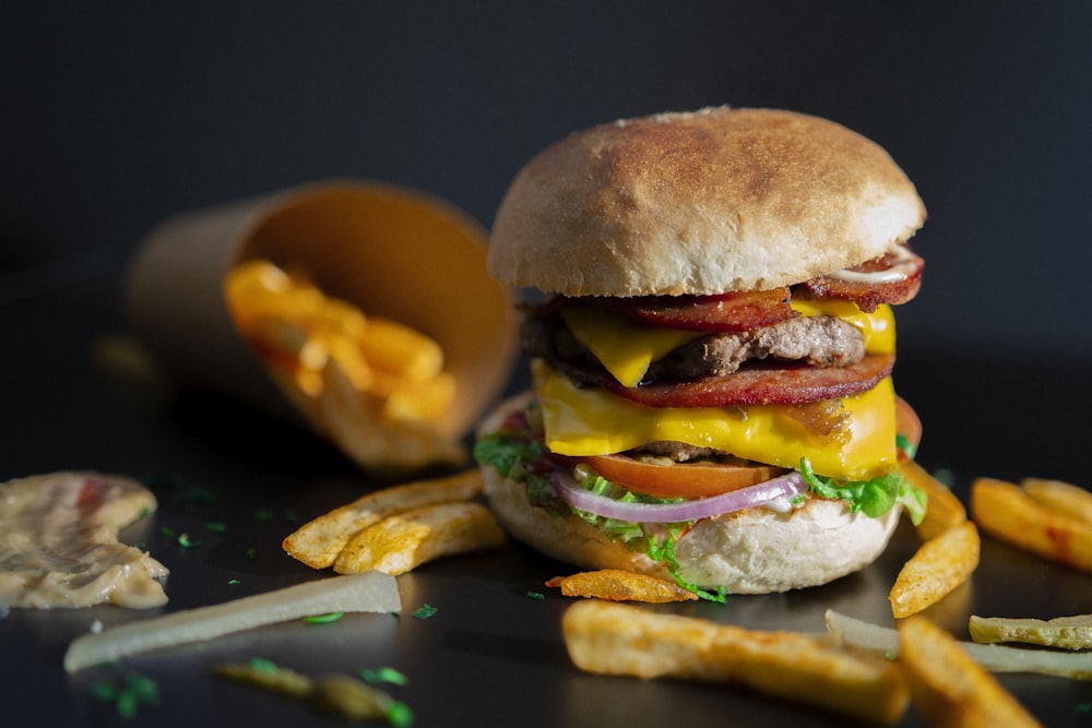 un hamburger con pancetta, formaggio, lattuga e pomodoro