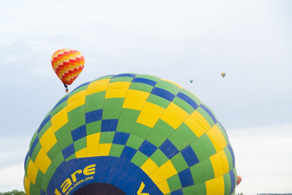 Un grupo de globos aerostáticos volando en el cielo