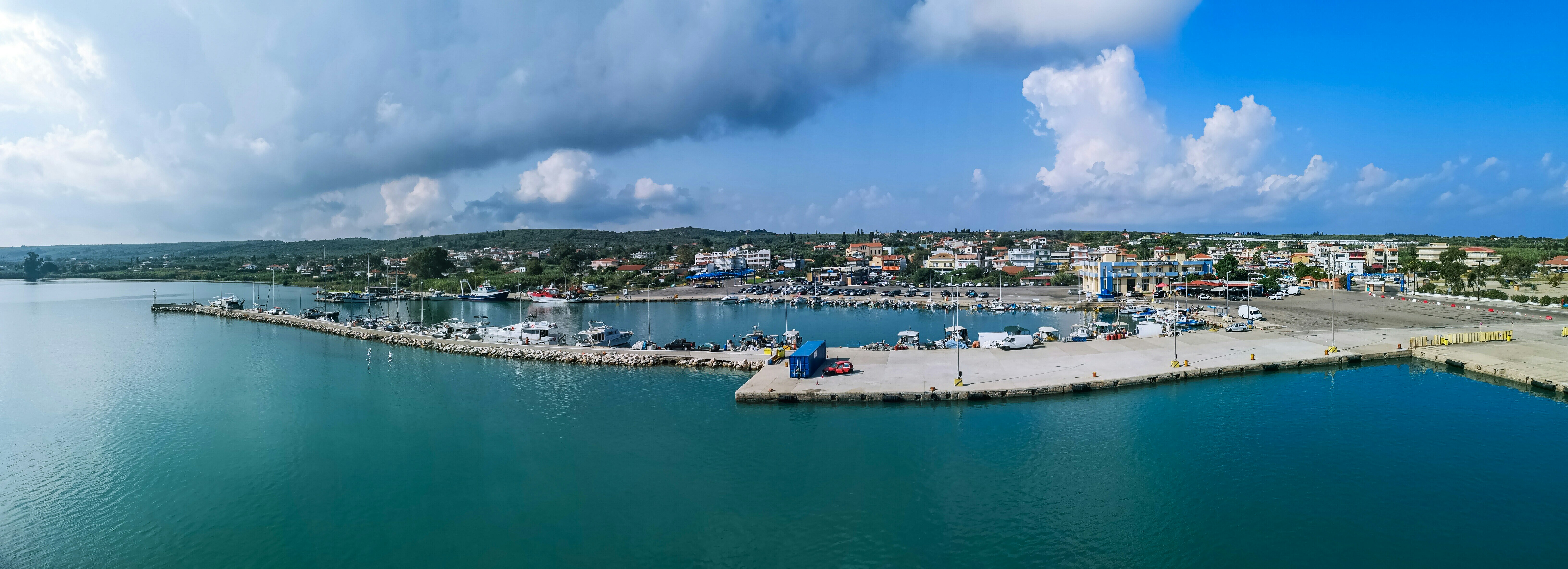Una vista aérea de un puerto con barcos