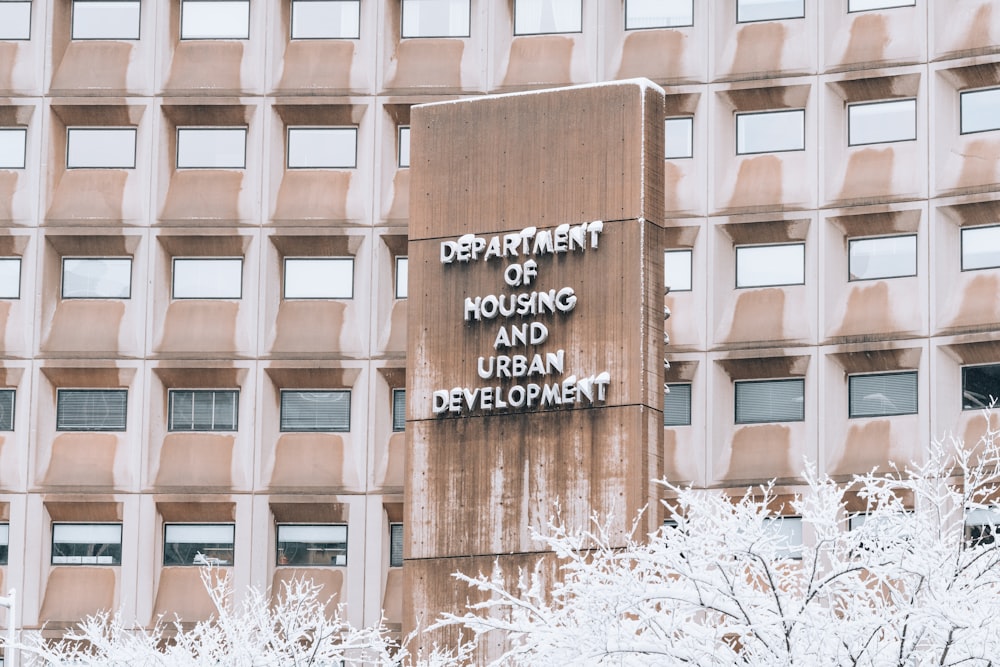 Ein Gebäude mit einem Schild mit der Aufschrift Department of Housing and Urban Development