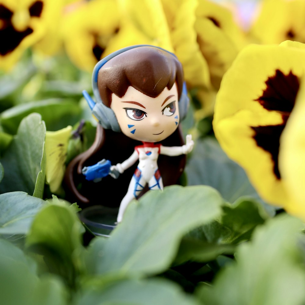 장난감이 꽃밭 한가운데에 앉아 있다