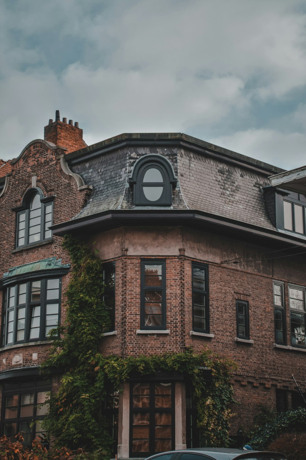 an old brick building with ivy growing on it