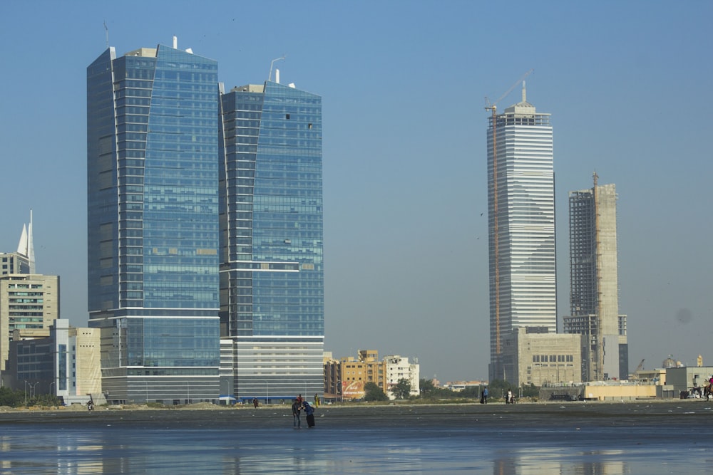 Un grupo de edificios altos junto a un cuerpo de agua