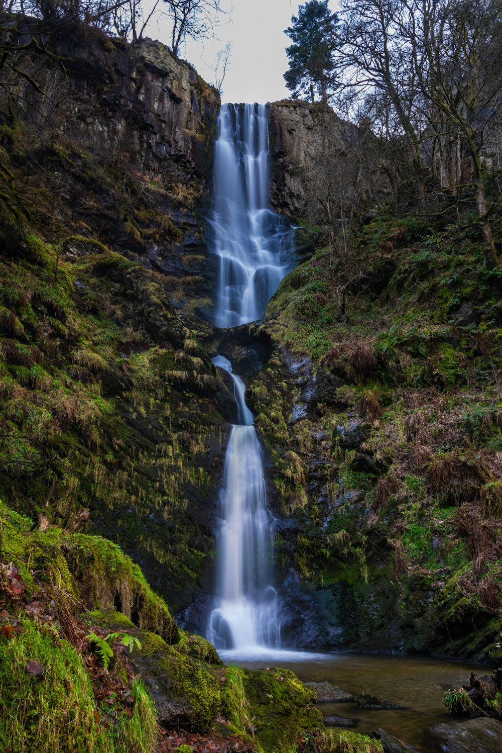 Ein großer Wasserfall mitten im Wald